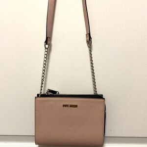 STEVE MADEN CROSS BODY BEAUTIFUL! 3 GOLD CARD HOLDERS MAIN ZIPPER POCKET SILVER!